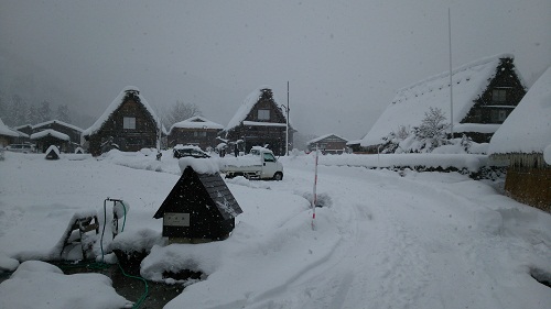 雪の白川郷集落(91)