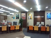 広々とした店内は、明るく気持ちがいい空間です。