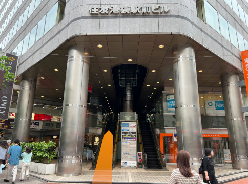 エスカレーターで2階へ