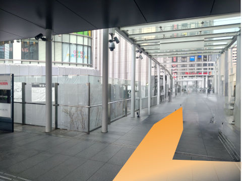 【4】グランフロント大阪の方へ行く途中、右手側にヨドバシカメラに入る陸橋を渡る。