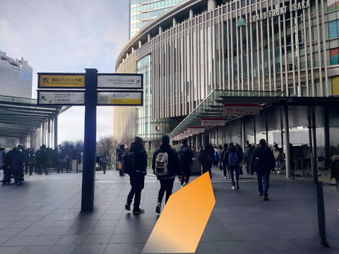 【3】正面にグランフロント大阪が見えるので、そのまま直進。
