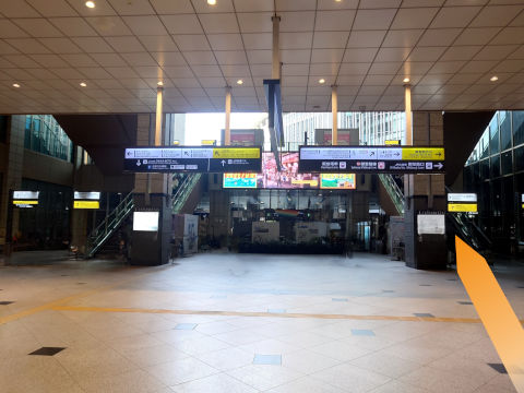 【2】エスカレーターで2Fへ進む。